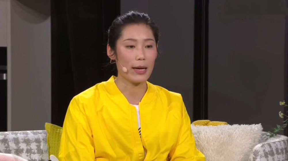 雨中的邻家女人